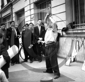 8- Paris avaleur de sabre photo Enri Dargence .jpg