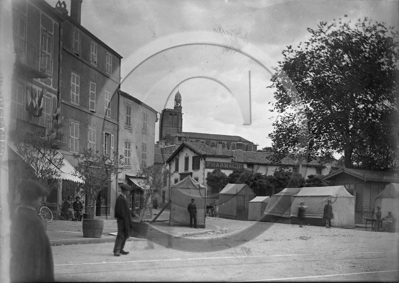 vi  1218             montferrand place ,pharmacie de la rue de la fontaine au fond ND de Montferrand  dpt63 .jpg