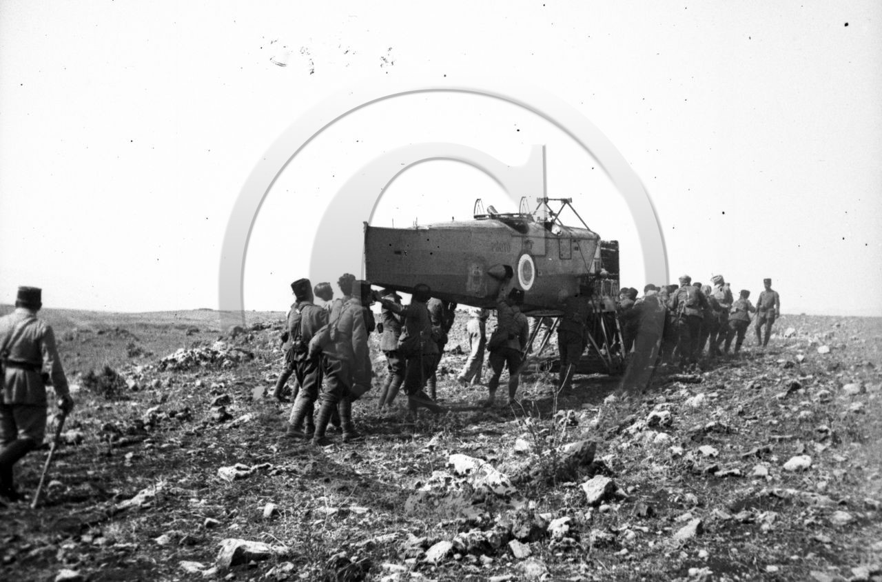 avi 164 carlingue de Breguet XIV de reconnaissance tracte par militaires dans un desert de pierres .jpg avi 164 carlingue de Breguet XIV de reconnaissance tracte par militaires dans un desert de pierres .jpg