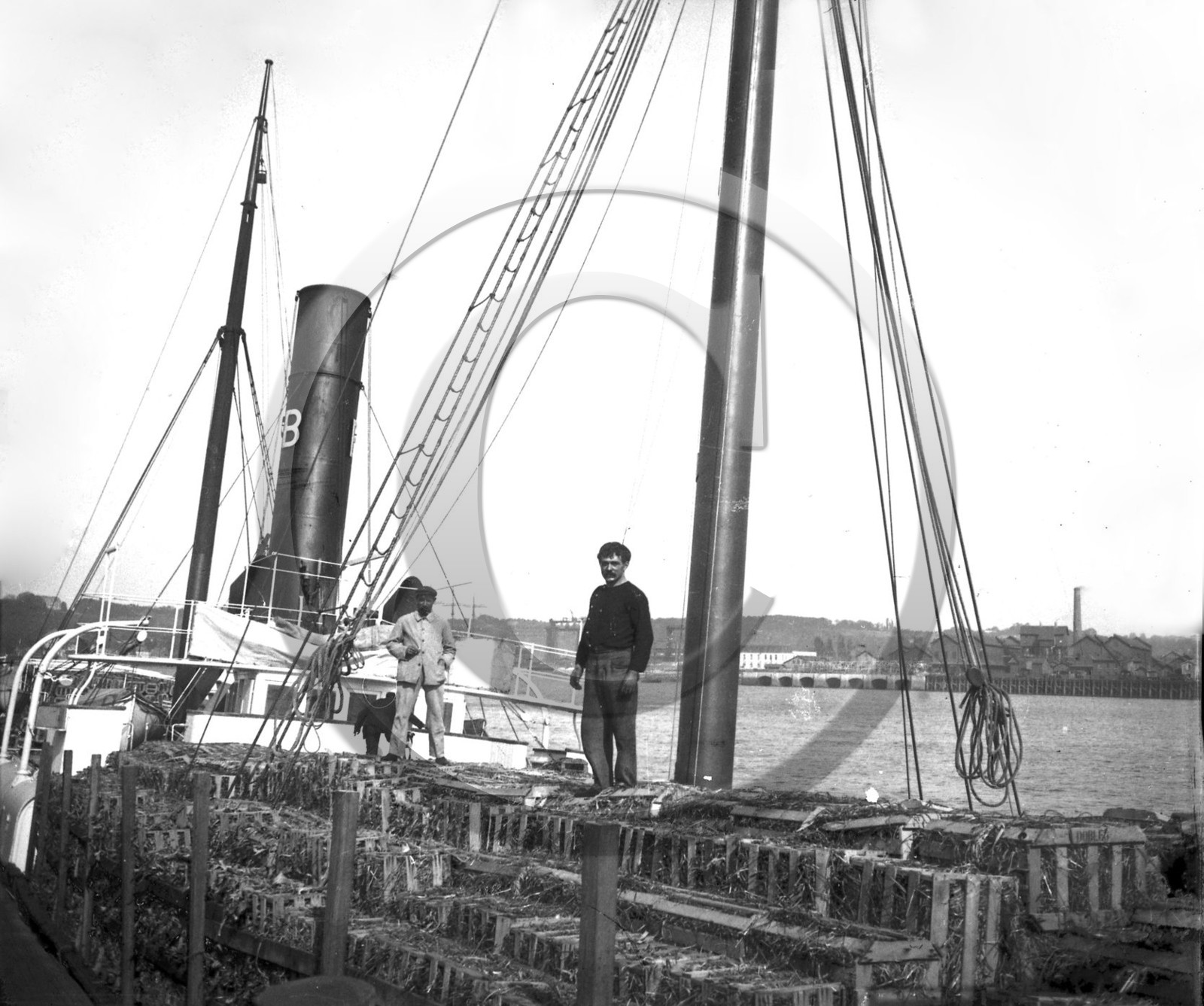 BX 561 port de Bordeaux petit vapeur transportant une pontée de.........jpg