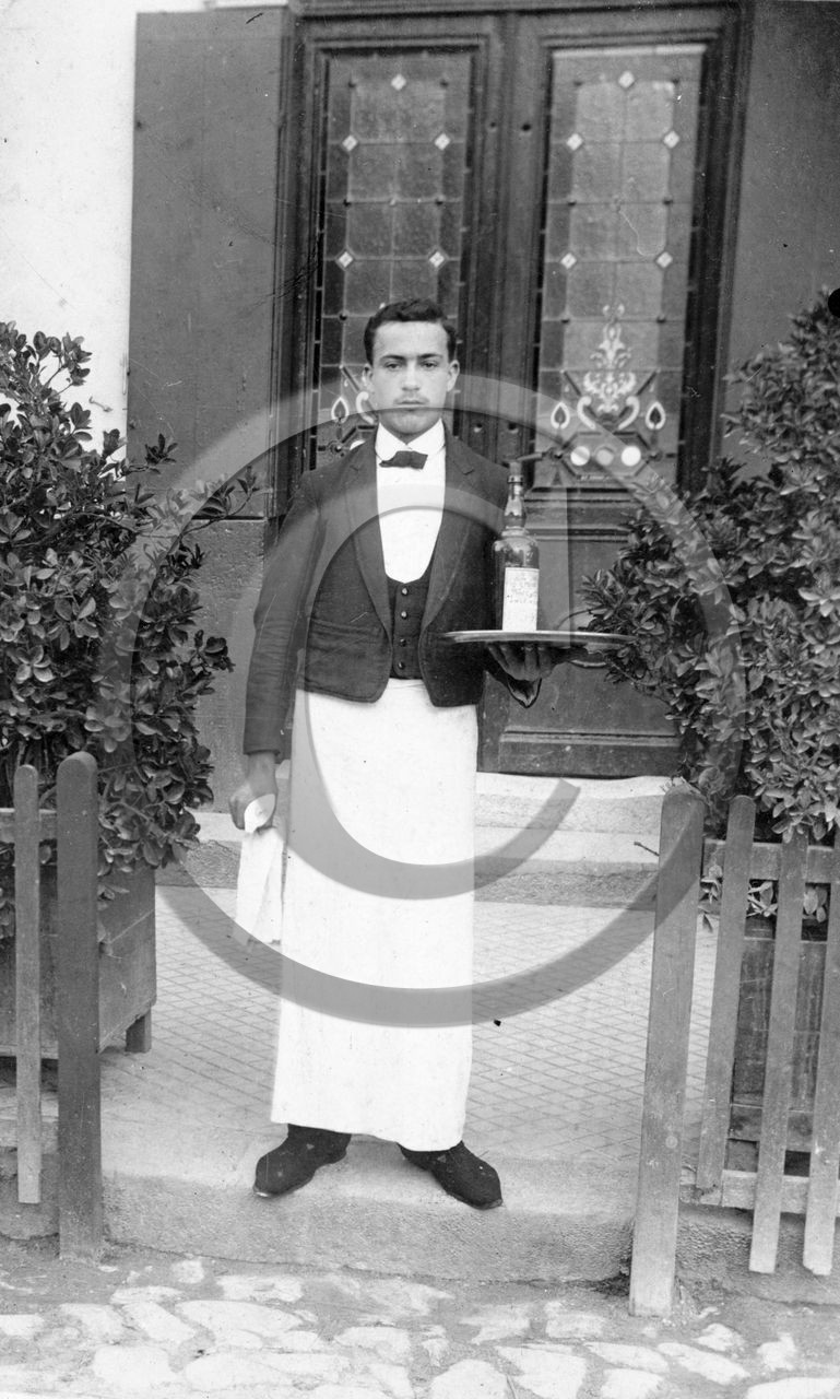 garcon de cafe  .jpg