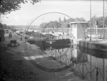 BA 1678 voies naviguables peniche Brillant a l ecluse - bureau de declaration.jpg