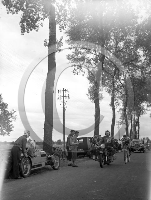 mov 193 course velo et moto sur le cote voirure de sport .jpg
