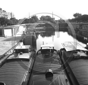 BA 1563 groupe peniches a quai Paris .jpg