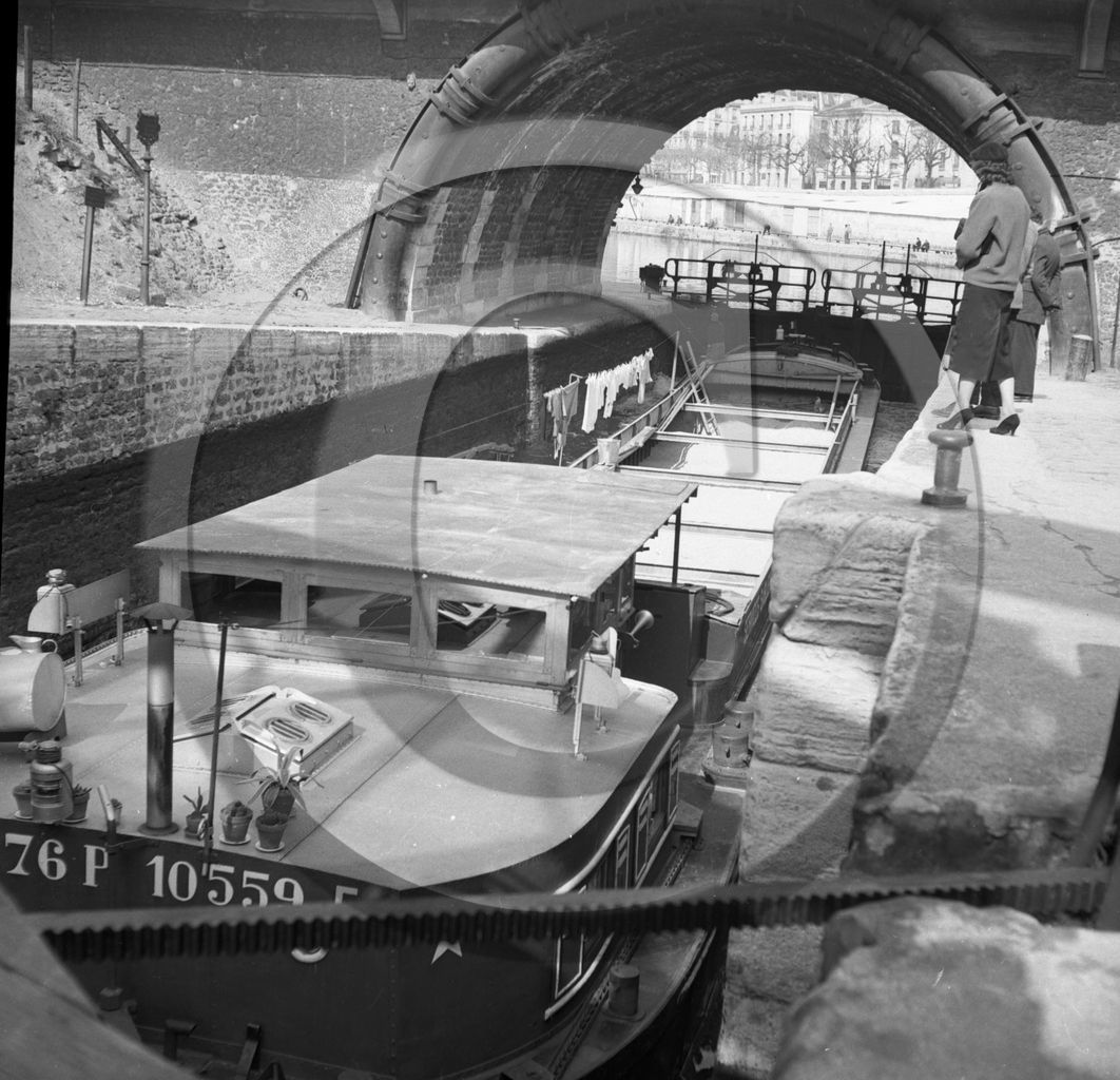 BA 1561 peniche 76P10559  dans ecluse Paris  .jpg