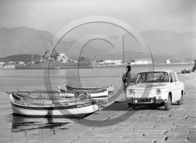 AU 3966 R8  et bateau de guerre en corse.jpg