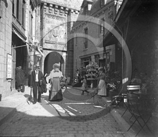 vi  231 Mont St Michel une rue environ 1900.jpg