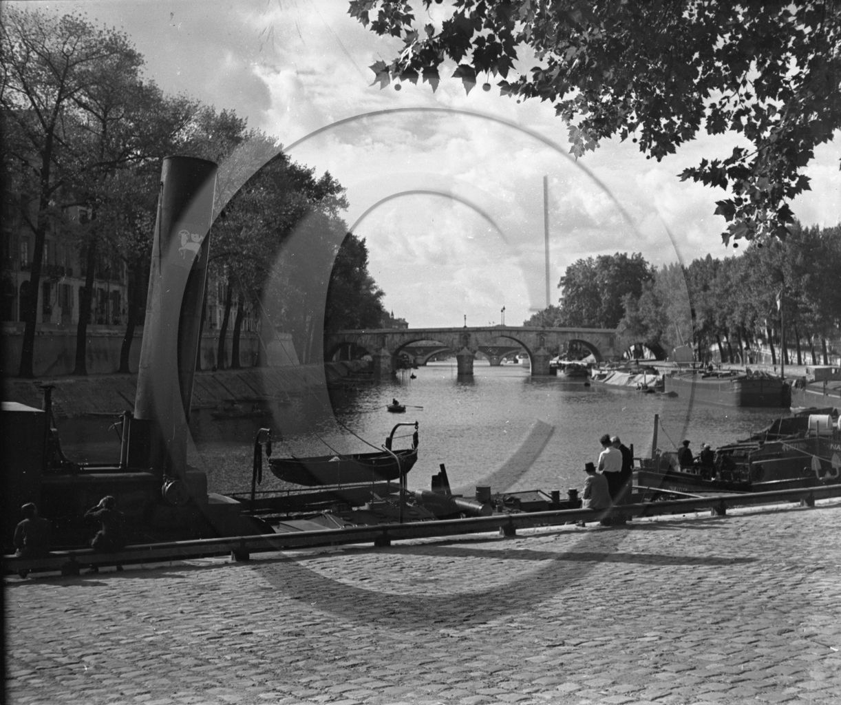 BA 312 à gauche remorqueur de rivière et chalands.jpg