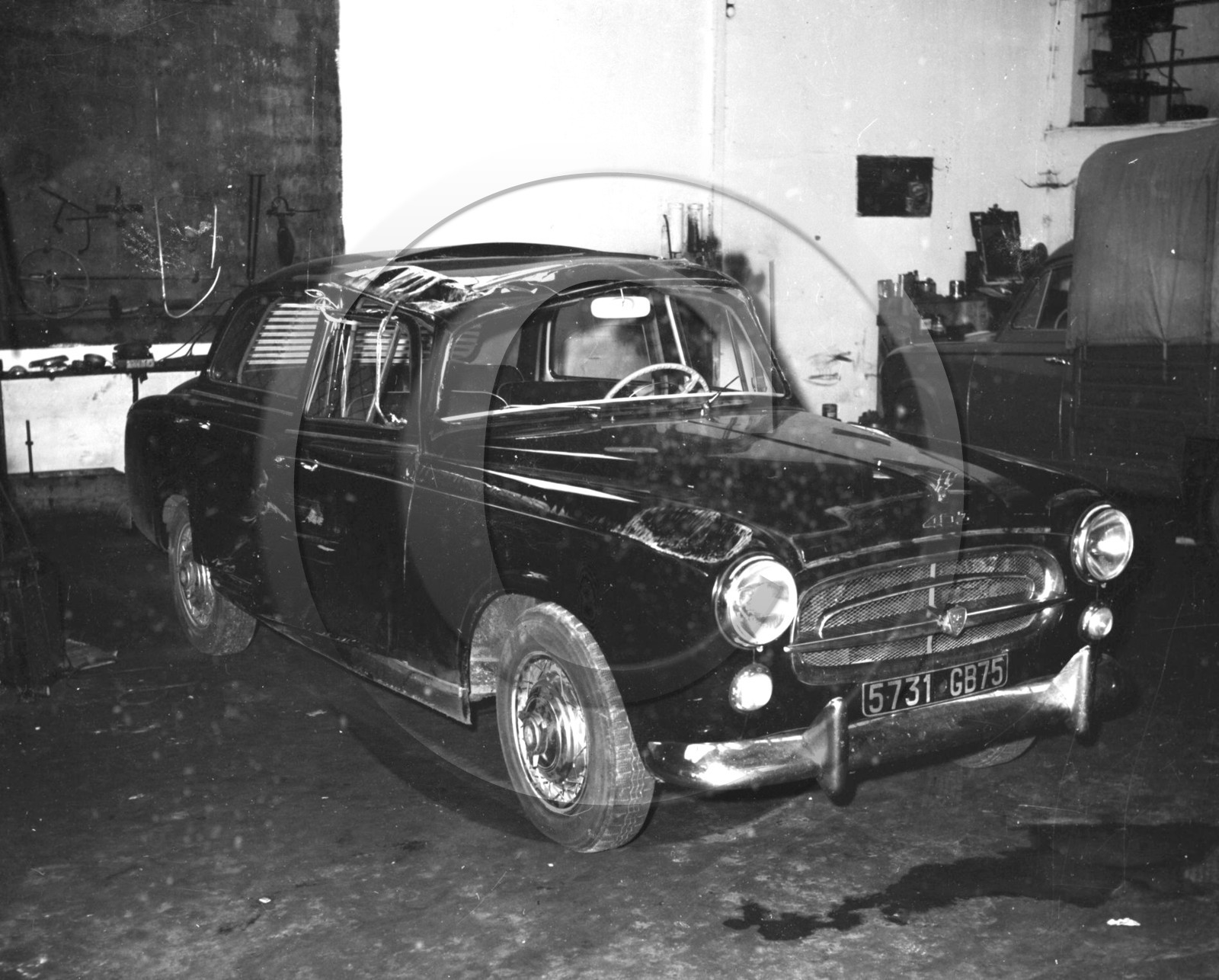 AU 2670 Peugeot 403 .jpg