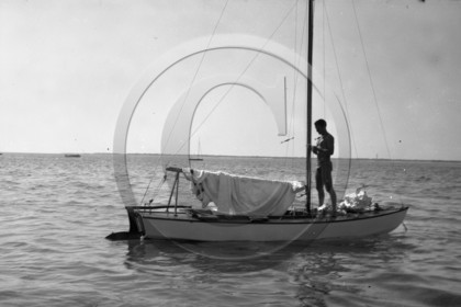 arc 4360 caneton 996 voile affalée.jpg