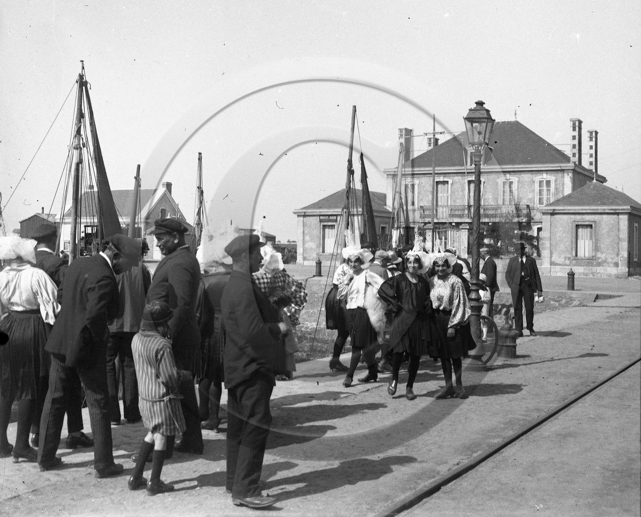 BA 457 Les Sables d Olonne scene animee quai de la poisonnerie au fond le batiment des affaires maritimes dpt 85 .jpg BA 457 Les Sables d Olonne scene animee quai de la poisonnerie au fond le batiment des affaires maritimes dpt 85 .jpg