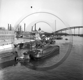 BA 1569 peniches au pont de  Paris dpt 75 .jpg