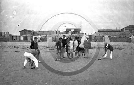 vi  1741 Montalivet en 1928 partie de croquet  dpt 33.jpg