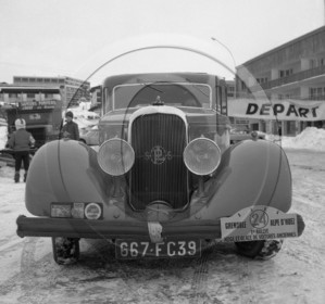AU 780 Panhard neige et glace Alpe d'Huez.jpg