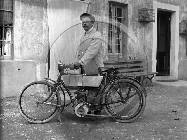 MOV 98  Mr Reignier et sa moto 19 -10-1910 .jpg