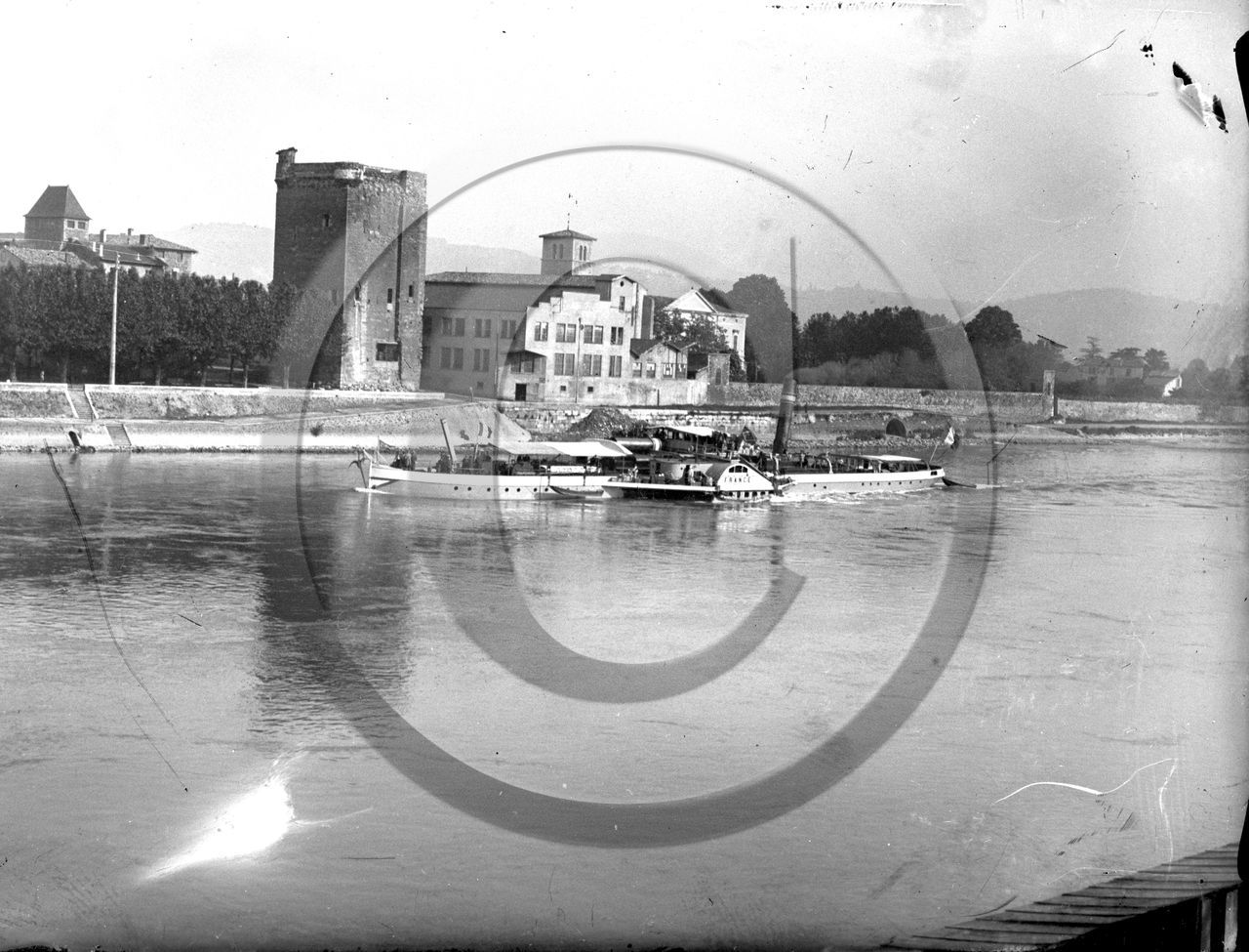 BA 1488 remorqueur  à roues France  sur le Rhone devant la tour Philippe de Valois a Ste Colombe dpt 69  .jpg