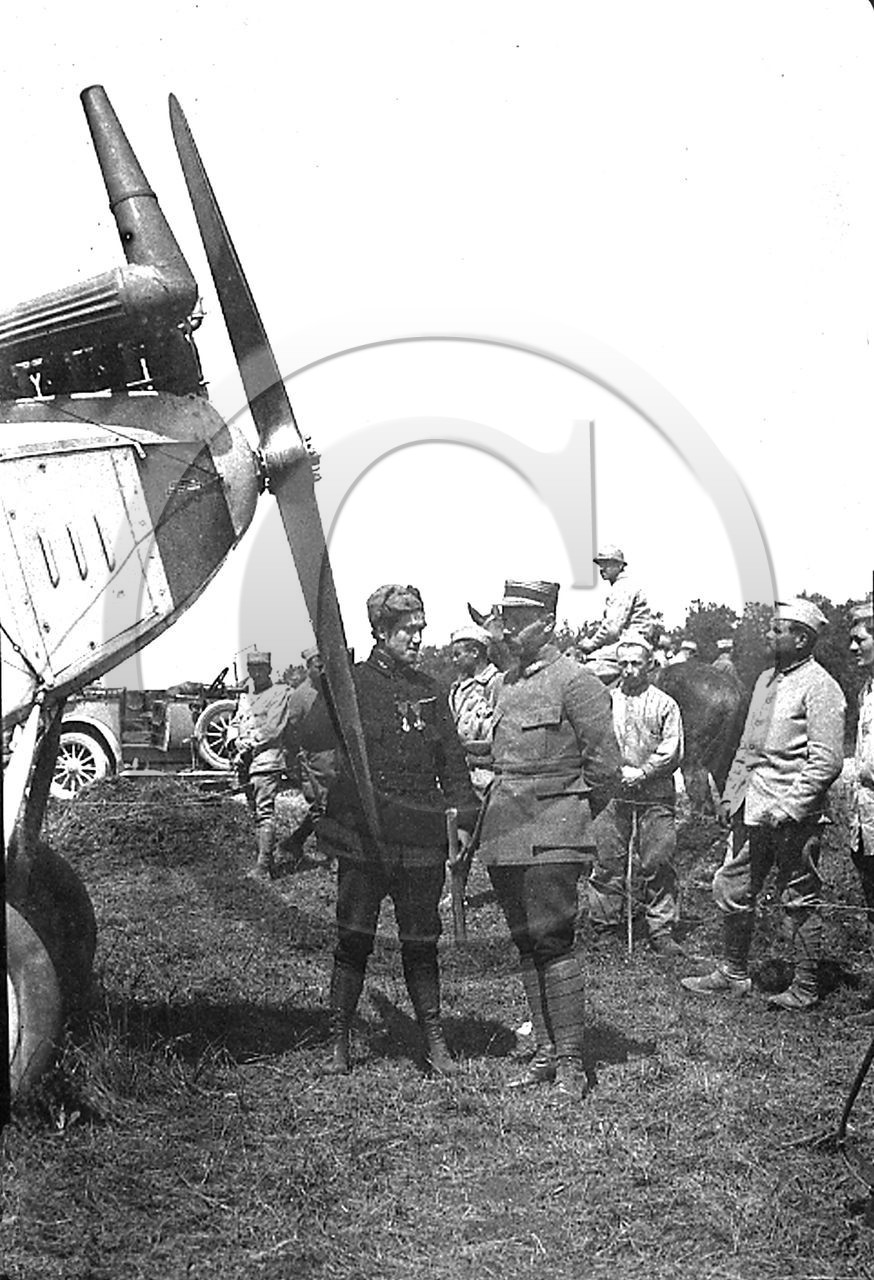 avi officiers devant avion.jpg