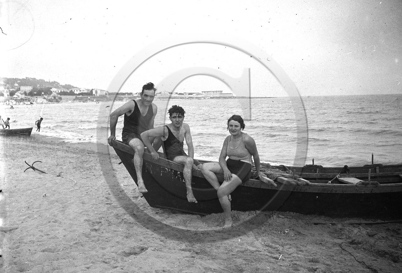 BA 506 environs de St Raphael personnes posant sur une bette a sec dpt 83 .jpg