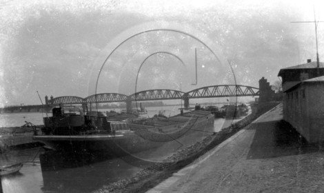 BA 1097 grand chaland le long d'un quai . Dargence.jpg