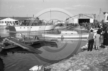 arc 2271 mise a l'eau chantier Boyé port de la Teste 2 juin 1968 .jpg