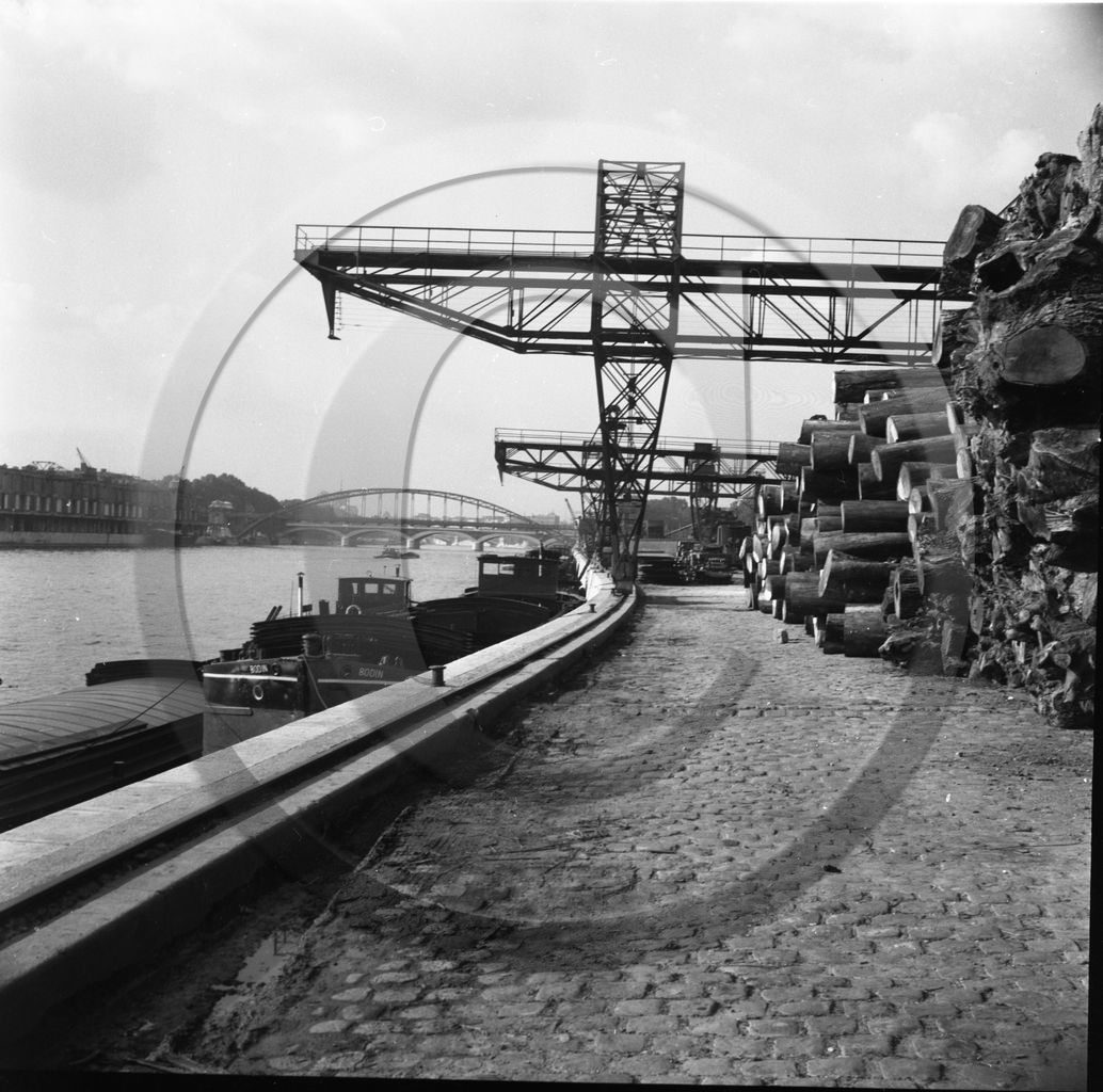 BA 1517 à quai péniche Bodin .jpg