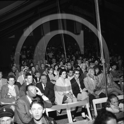 FO-CIRQUE  83  cirque spirou vue de foule Arcachon 1965.jpg