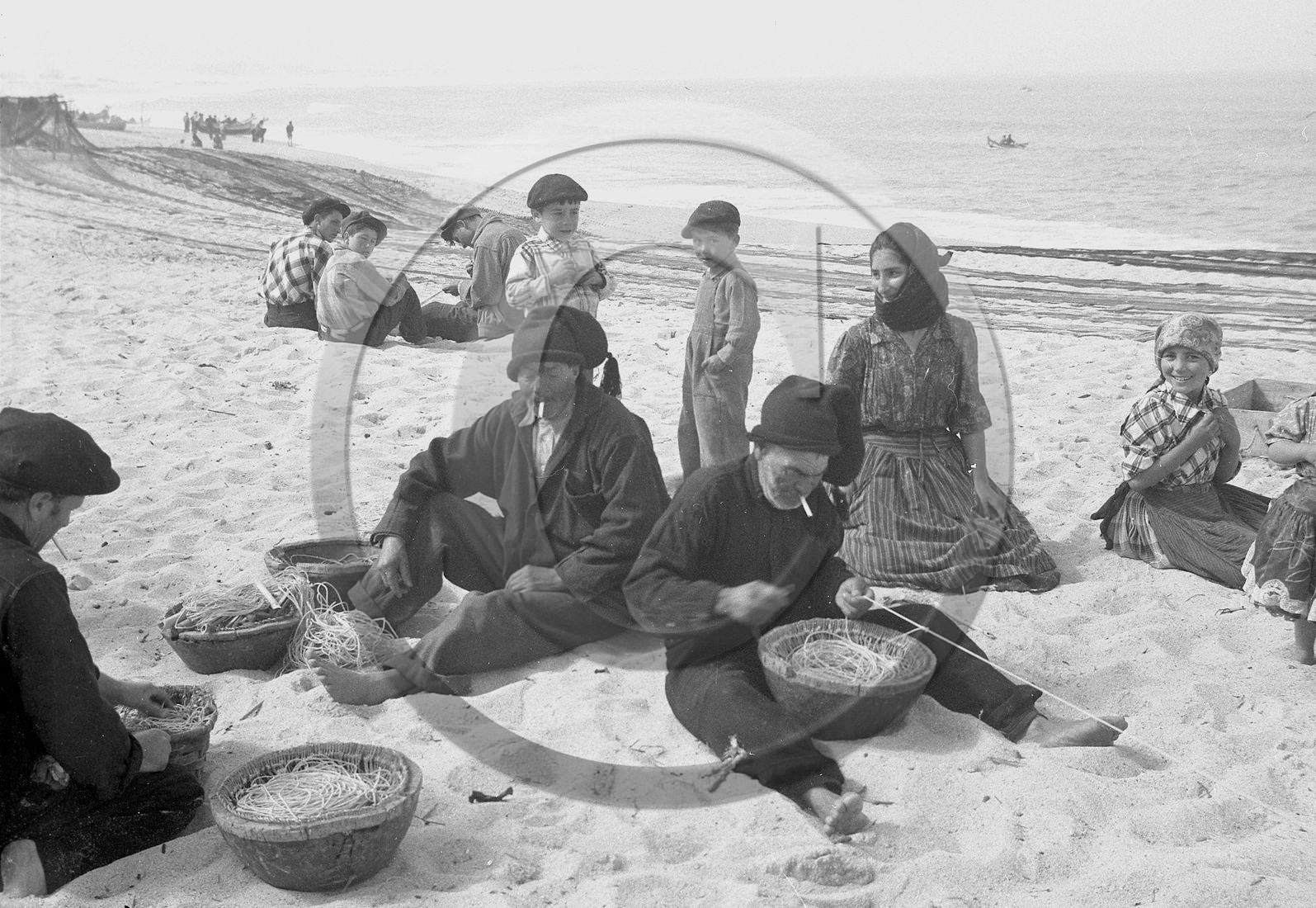 Portugal les pêcheurs préparent leurs lignes.jpg
