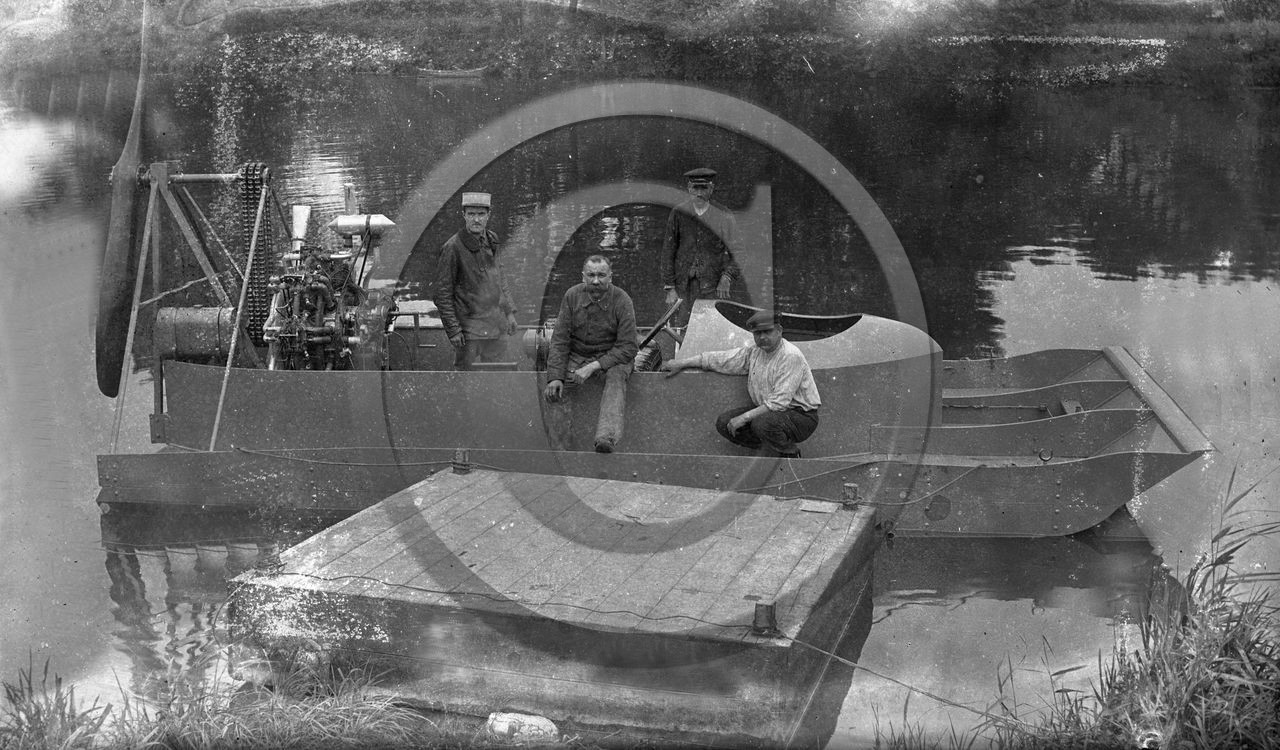 BA 781 bateau de guerre hydroglisseur .jpg