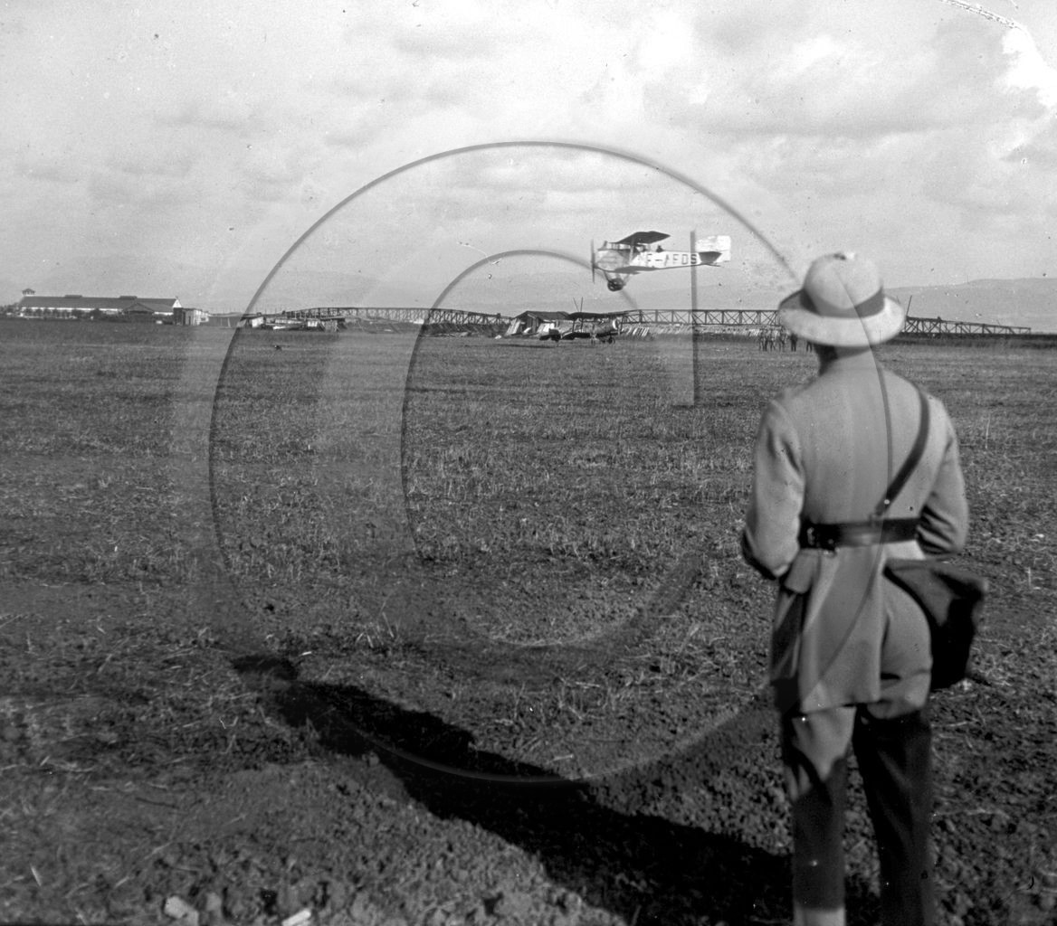 avi 280 Alger aterrisage de mr Bargeaud 29--6-26 .jpg