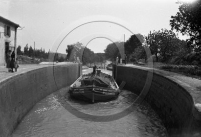 BA 1092 peniche dans ecluse.jpg