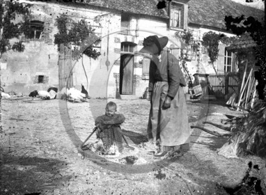 AG 575 enfant cour de ferme femme .jpg