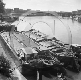 BA 1533 4 péniches à quai dont Jeanne .jpg