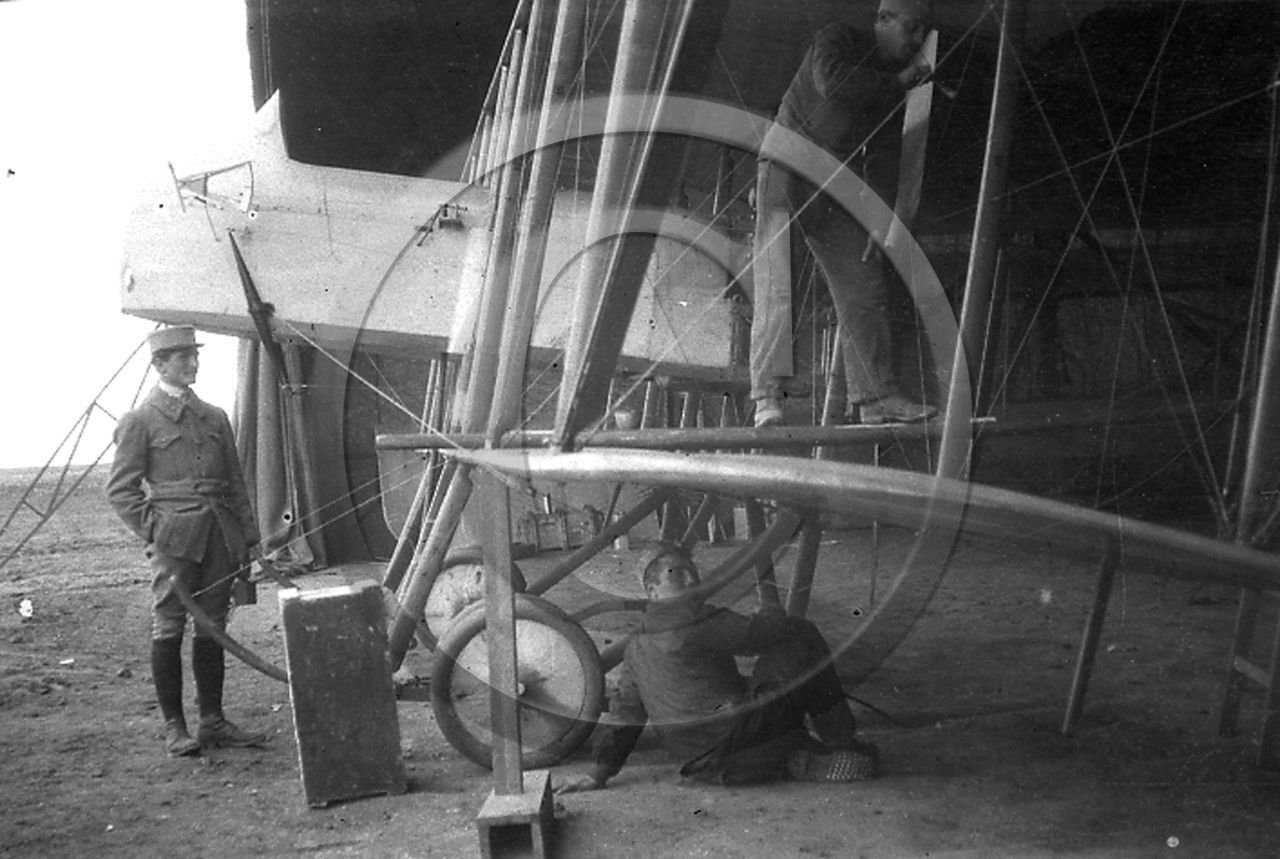 avi mecanos dans hangar.jpg