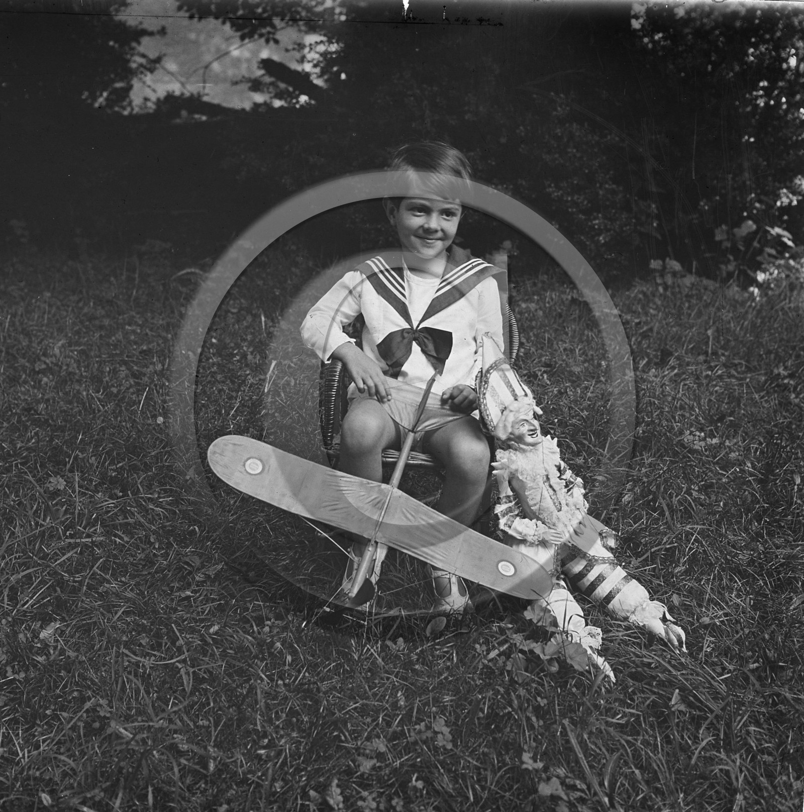 enfants avec avion et polichinelle.jpg