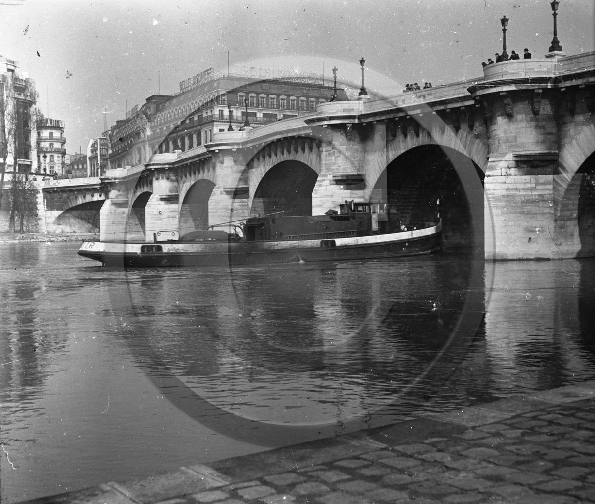BA 306 remorqueur passant sous un pont devant la Belle Jardinère      .jpg.jpg