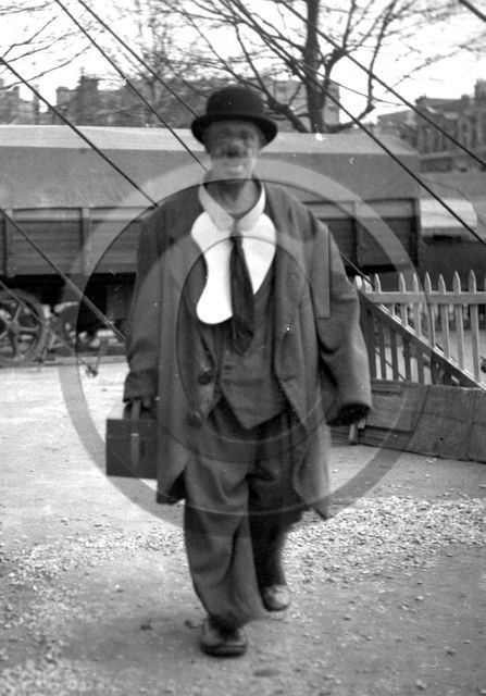 FO-CIRQUE  484 clown  voir cliche 64  photo H Dargence  .jpg