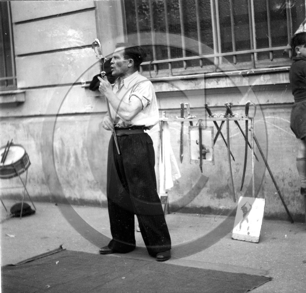 7- Paris Avaleur de sabre  photo Enri Dargence.jpg