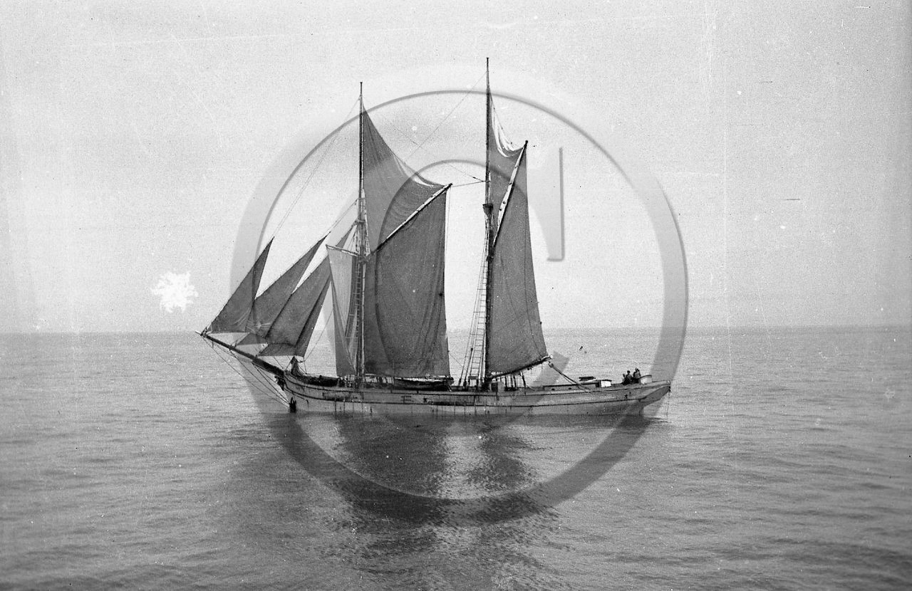 BA 1578 goelette franche par calme elle gree une fortune dpt 29 .jpg