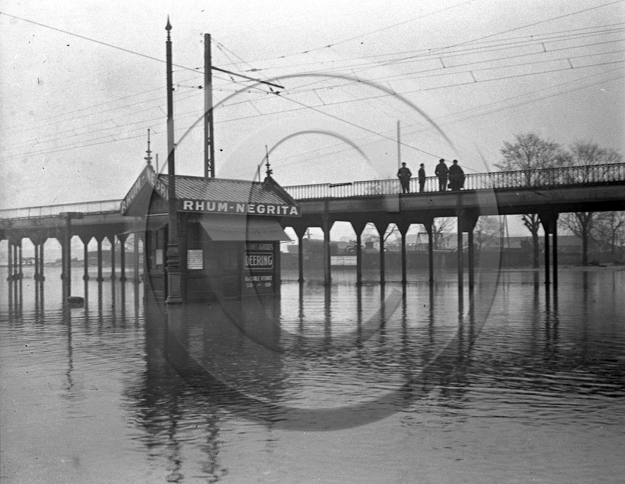 BX 28 inondation du pont Eiffel.jpg