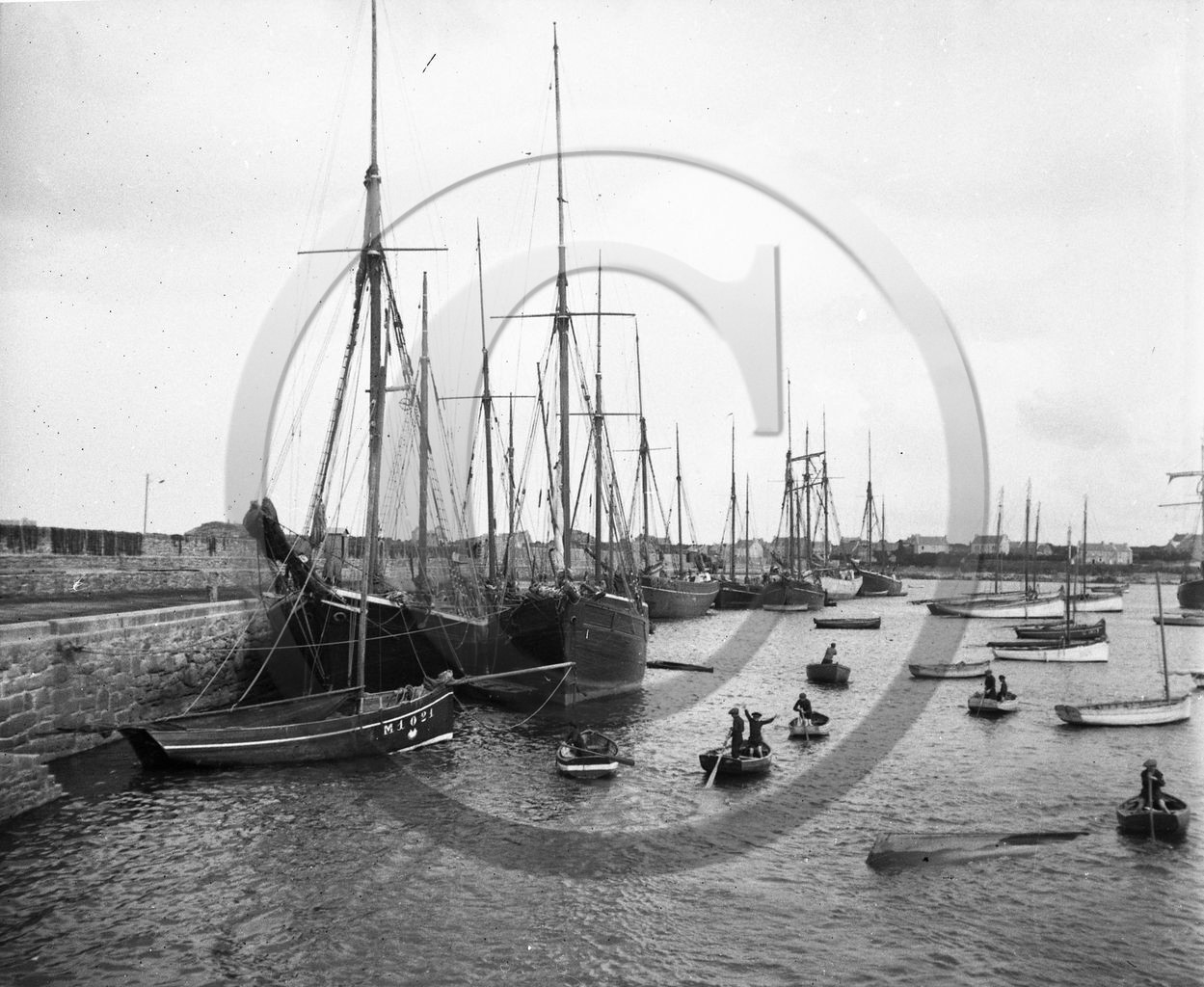BA 399 Roscoff le port en 1er plan un sloop de Morlaix  gosses godillant sur des annexes   dpt 29.jpg