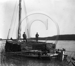 BX 562 gabarre sur fleuve.jpg