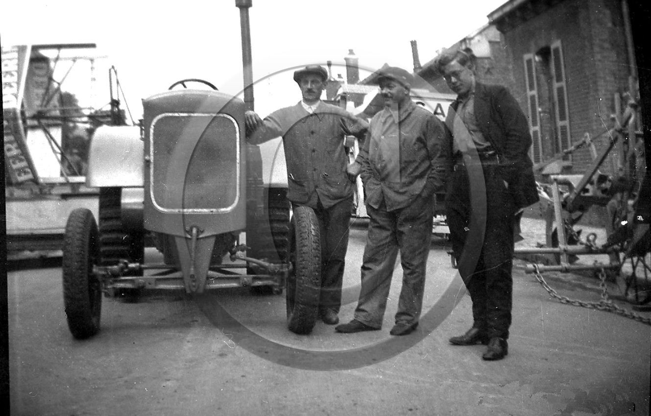 ag 524 trois hommes à coté d'un tracteur.jpg