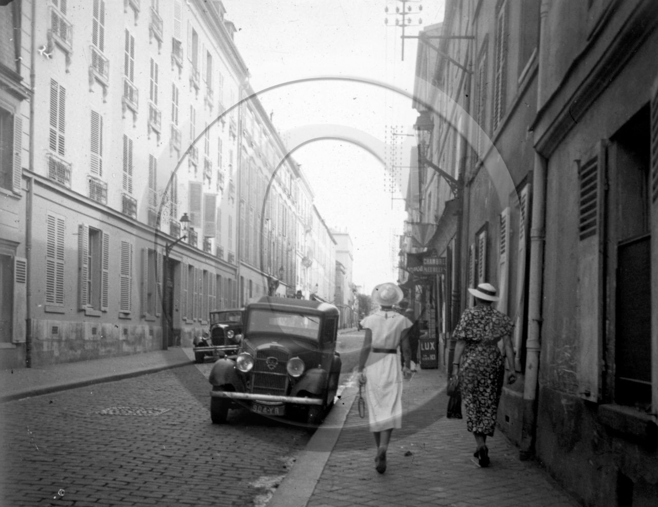 vi  1737  Versailles rue Montbauron dpt 78 voiture peugeot  .jpg