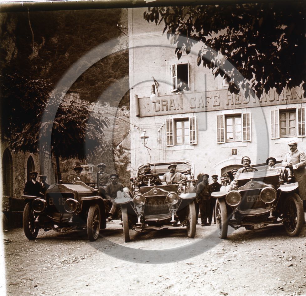 AU 4343 groupe d ancetres  a identifier .jpg