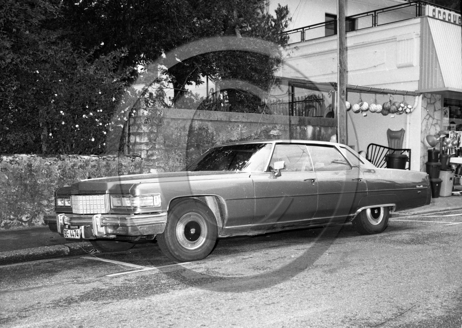 AU 1646 Cadillac conduite interieur 4 portes sans montant Fleetwood 1976 .jpg