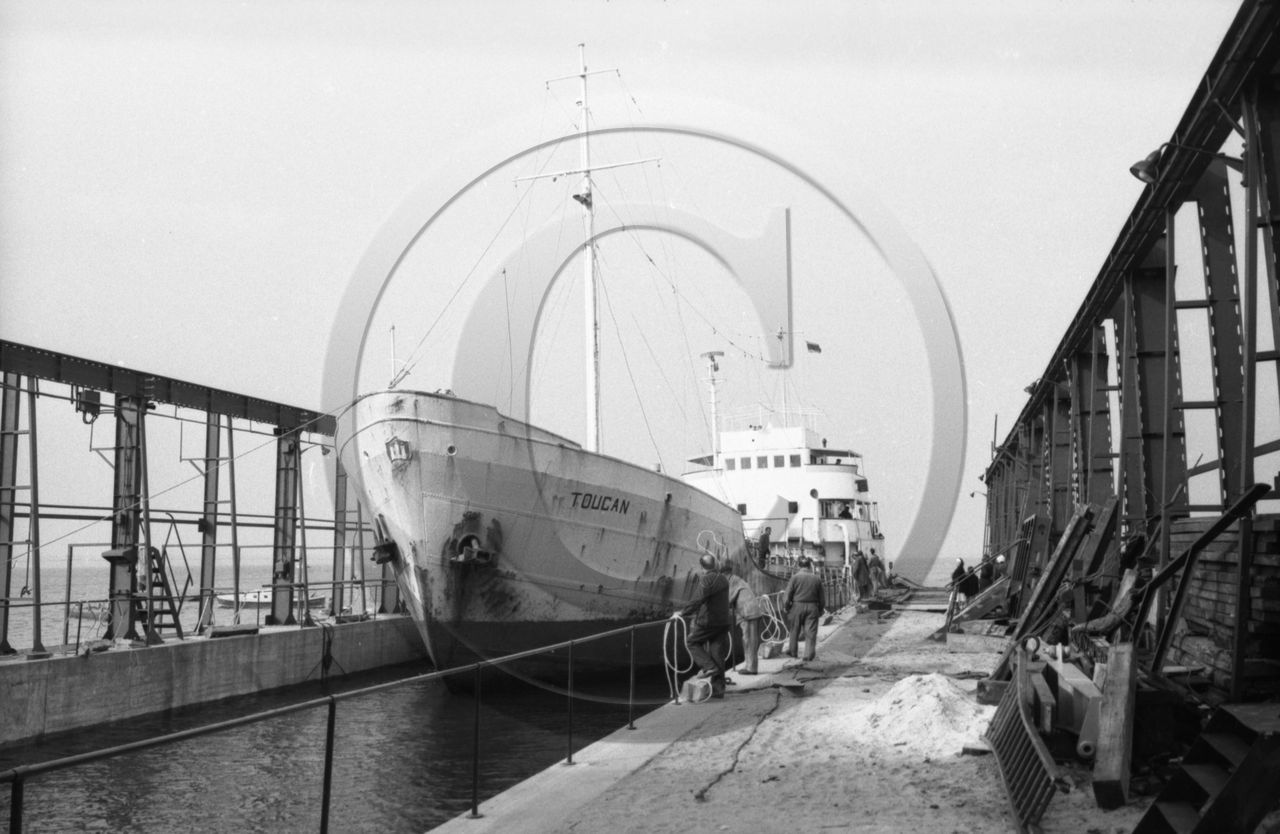 31 mai 1965 pétrolier Toucan dans la cale sèche des chantiers Auroux - 2 -.jpg
