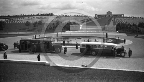 AUU 442 autocar Bernard +corespondance des chemin de fer de l'.. devant le mémorial de Verdun .jpg