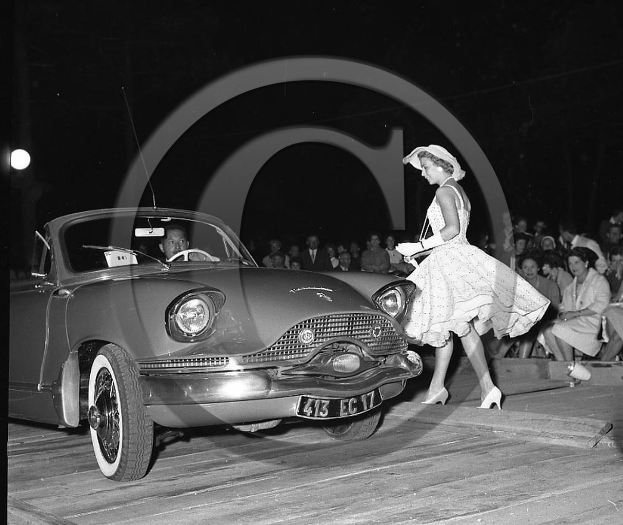 CE 274 panhard PL 17 carrosserie Vivez Bordeaux .jpg