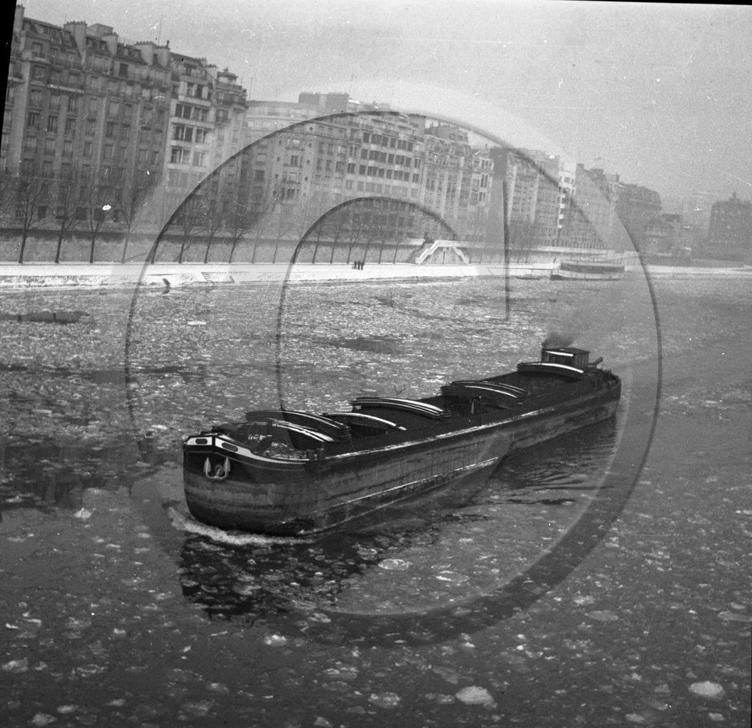 BA 1220 Paris sous la neige , péniche à moteur .Dargence.jpg