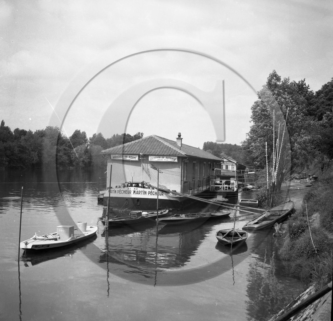 BA 1565 chaland au Martin Pecheur au fond chaland des Mages .jpg